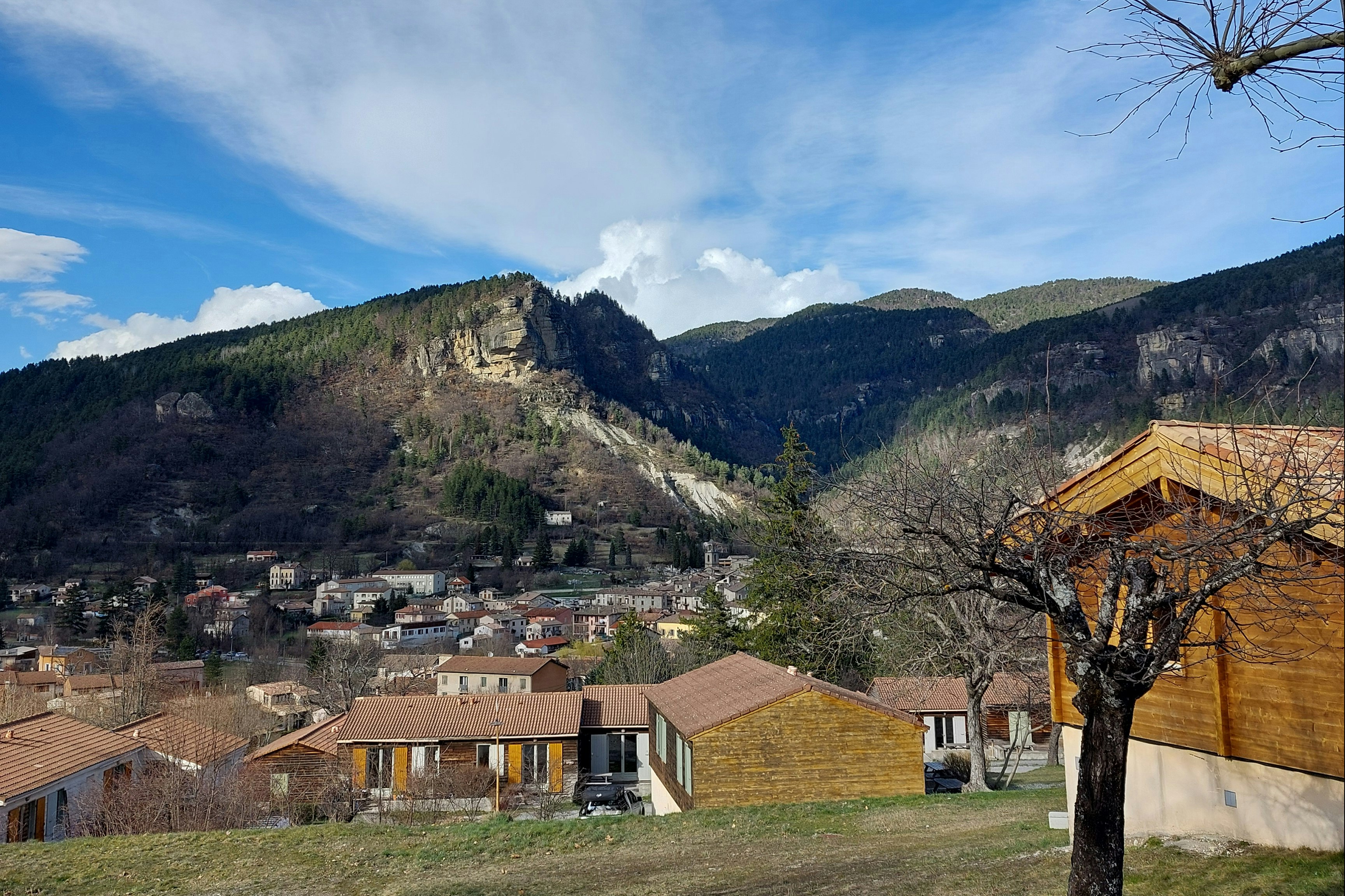 Le Pré Martin - Blick auf den Campingplatz umgeben von Bergen und Wald