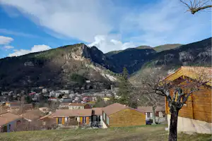 Le Pré Martin - Blick auf den Campingplatz umgeben von Bergen und Wald