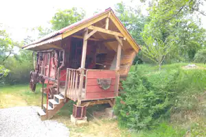 Camping Le Roc del Rey - malerisches Wohnmobil auf Rädern auf dem Campingplatz