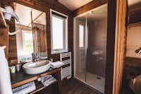 Le Village de Cottages - Badezimmer in einem Mobilheim