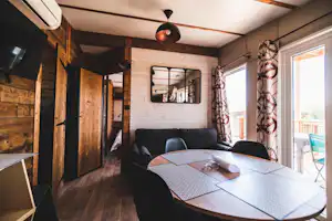 Le Village de Cottages - Wohn- und Essbereich in einem der Mobilheime