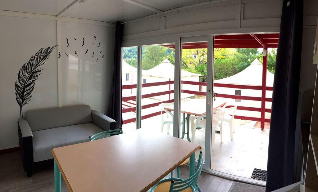 Le Village des Sources - Innenansicht eines Mobilheims mit Terrasse