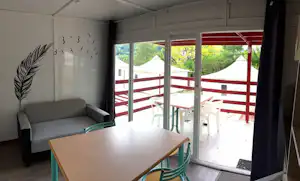 Le Village des Sources - Innenansicht eines Mobilheims mit Terrasse