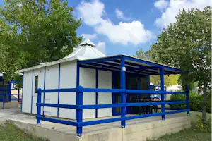 Le Village des Sources - Mobilheim mit Terrasse auf dem Campingplatz