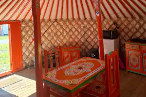 Le Village Insolite - Innenansicht eines Glamping-Zeltes