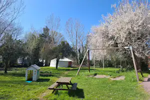 Le Village Insolite - Kinderspielplatz auf dem Campingplatz
