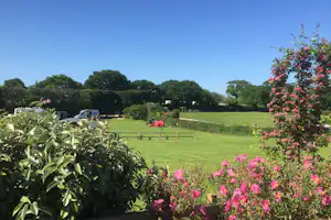 Leadstone Camping - Wohnwagen- und Zeltstellplatz vom Campingplatz auf grüner Wiese