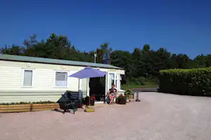 Leadstone Camping - Camper vor Mobilheim auf dem Campingplatz