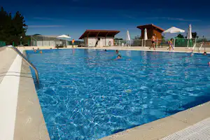 Leagi Camping - Camper im Pool vom Campingplatz