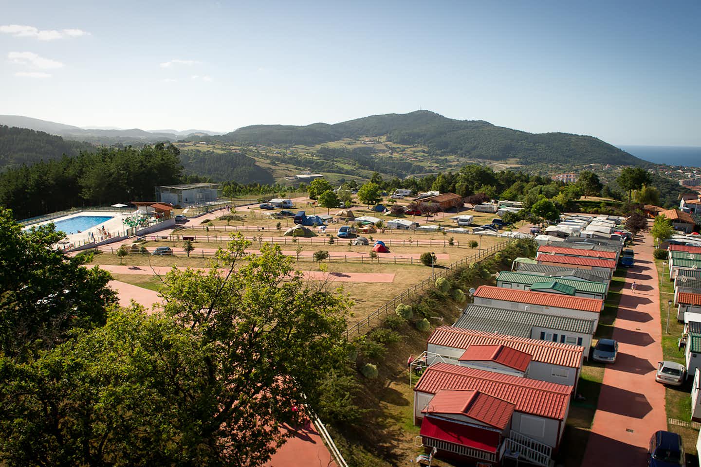 Leagi Camping  -  Wohnwagen- und Zeltstellplatz vom Campingplatz am Atlantik in Nordspanien aus der Vogelperspektive