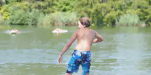 Lech Camping - Camper beim Stand Up Paddling auf dem See am Campingplatz