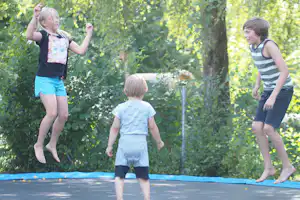 Lech Camping - Kinder auf dem Trampolin vom Campingplatz im Grünen