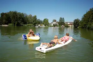 Lech Camping - Kinder im See vom Campingplatz