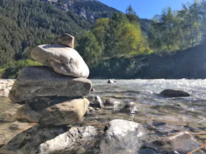 Lechtal Camping Vorderhornbach - Steinmaennchen am Fluss.jpg