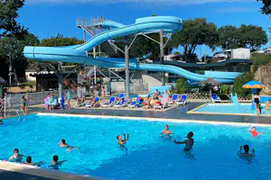 L'Eden Camping - Campingplatz mit Pool,Wasserrutsche, Liegestühlen und Sonnenschirmen