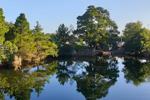 L'Eden Camping - Teich auf dem Campingplatz