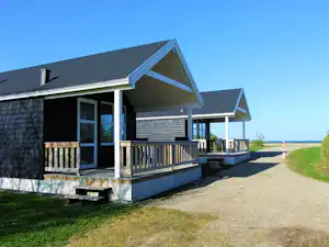Lemvig Strand Camping - Mobilheim mit Terrasse am See auf dem Campinglatz