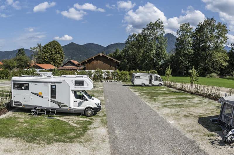 Lenggrieser Bergcamping  -  Campingplatz mit Blick auf die Berge im Grünen