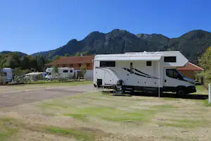 Lenggrieser Bergcamping - Wohnwagen auf dem Stellplatz auf grüner Wiese
