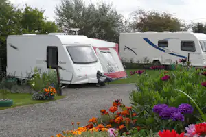 Leo Bay - Gartenstellplätze auf dem Campingplatz