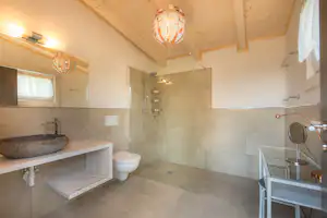 LernCamping Moosbauer - Innenansicht vom privaten Sanitärhaus
