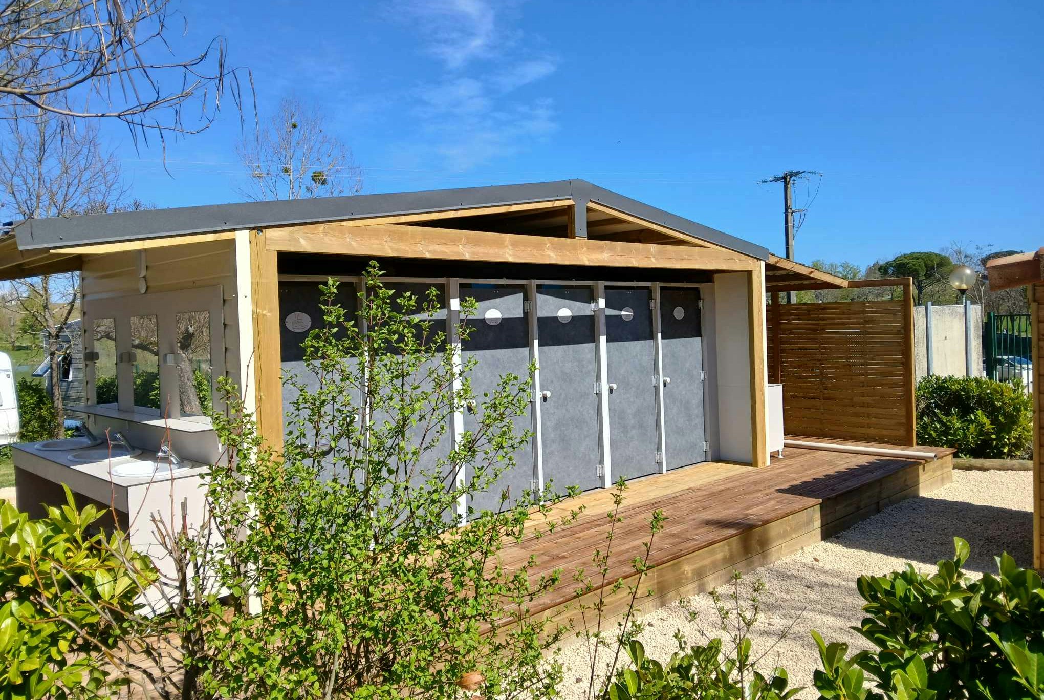 Les Auzerals Camping du Lac - Blick auf den Sanitärblock auf dem Campingplatz