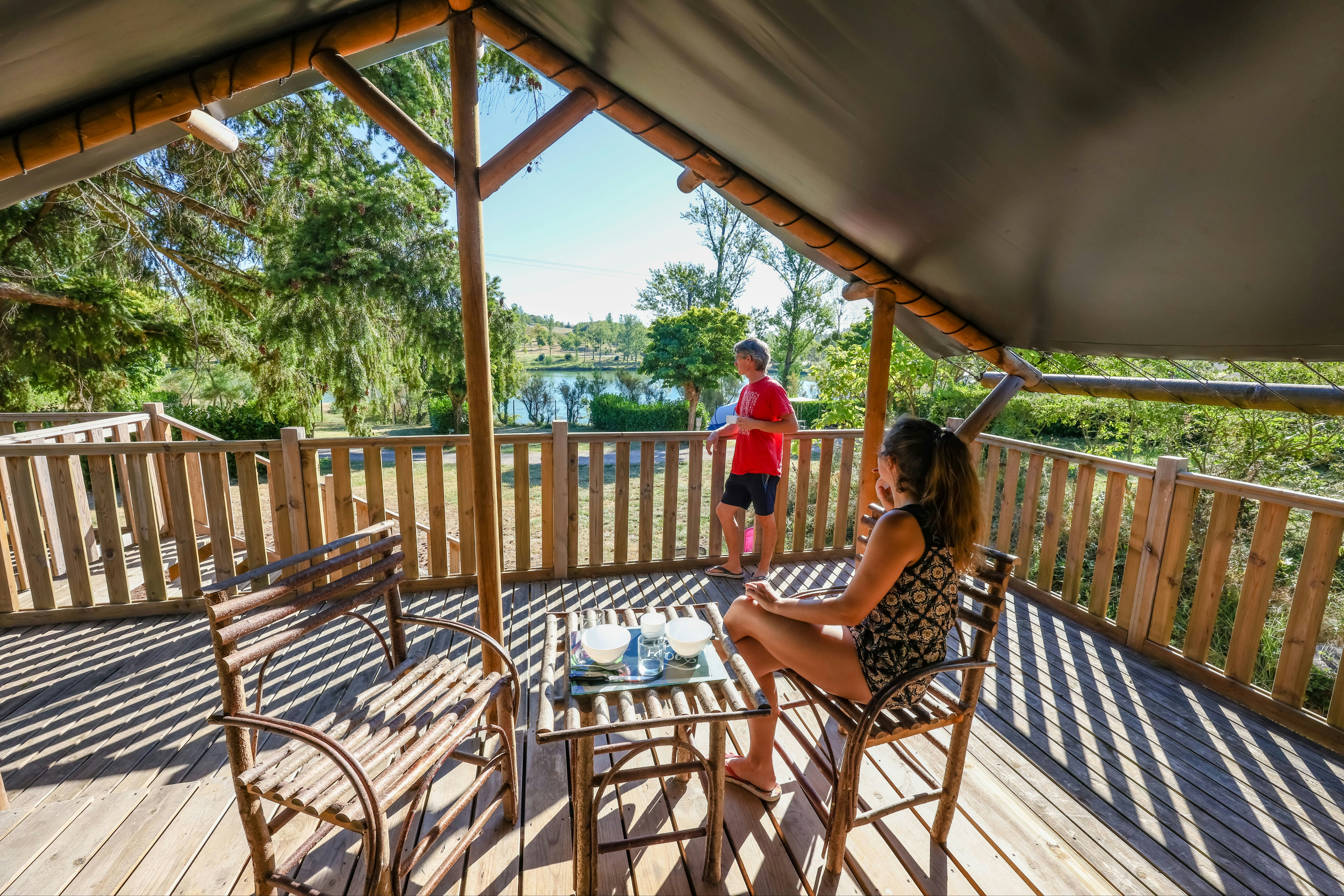 Les Auzerals Camping du Lac - Terrasse einer Mietunterkunft auf dem Campingplatz