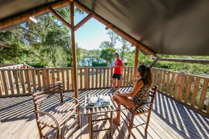 Les Auzerals Camping du Lac - Terrasse einer Mietunterkunft auf dem Campingplatz