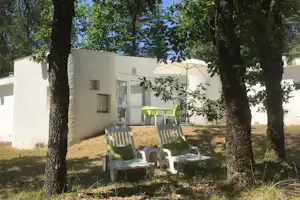 CampingVillage vacances Les Bois de Prayssac - Mobilheim mit Veranda auf dem Campingplatz