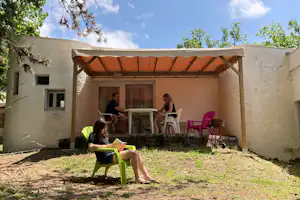 CampingVillage vacances Les Bois de Prayssac - Mobilheim mit Veranda auf dem Campingplatz