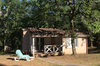 CampingVillage vacances Les Bois de Prayssac  - Mobilheim mit Veranda auf dem Campingplatz