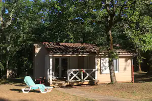 CampingVillage vacances Les Bois de Prayssac - Mobilheim mit Veranda auf dem Campingplatz