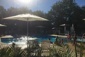 CampingVillage vacances Les Bois de Prayssac - Pool mit Liegestühlen und Sonnenschirmen auf dem Campingplatz