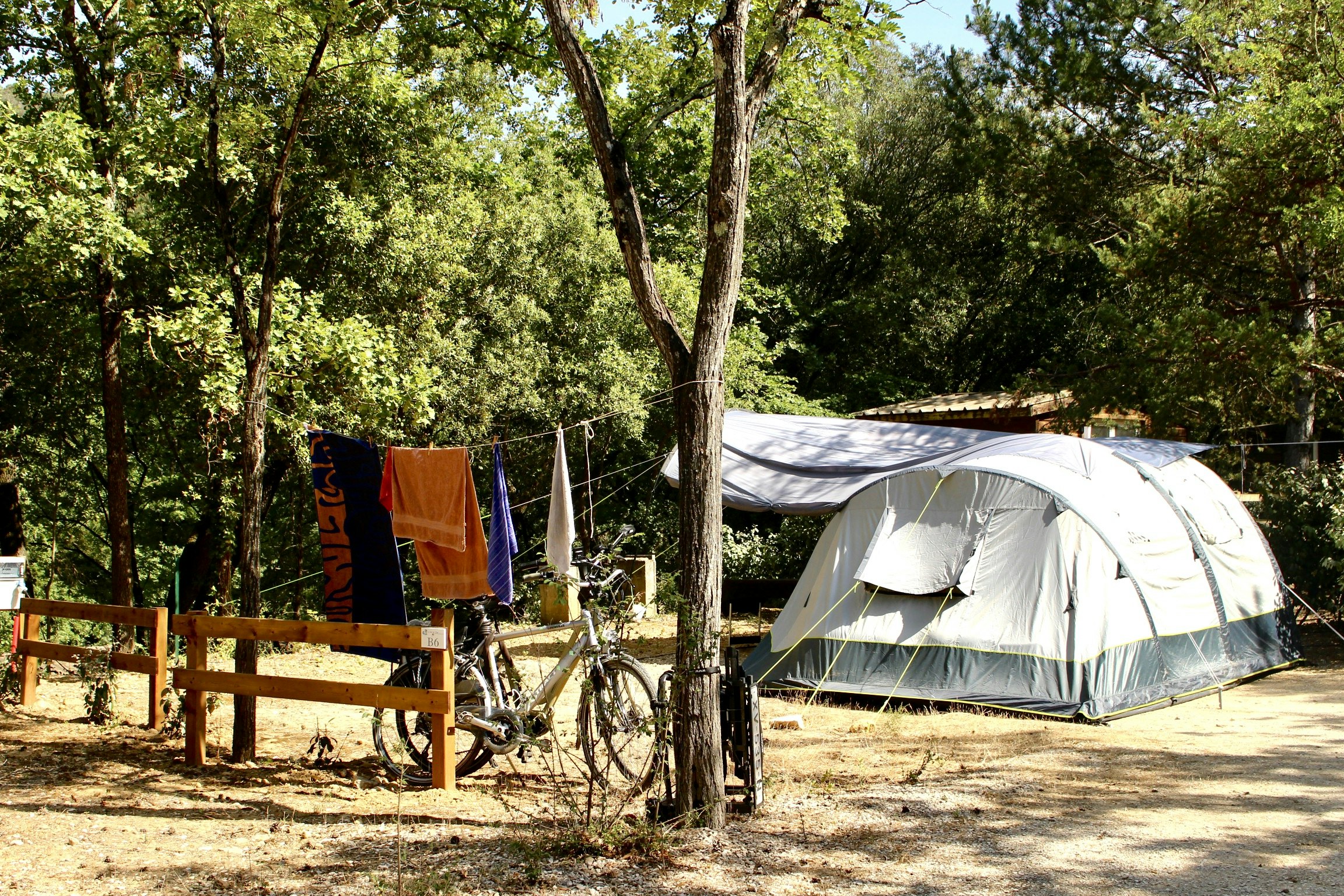 Les Bords de Cèze - Standplätze auf dem Campingplatz