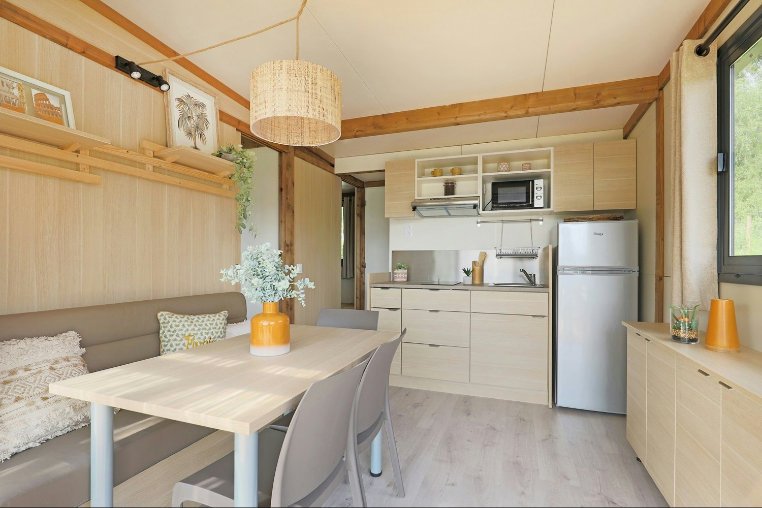 Les Chalets de Moulière  - Innenansicht eines Mobilheims mit Küche