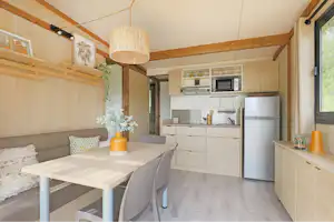Les Chalets de Moulière - Innenansicht eines Mobilheims mit Küche