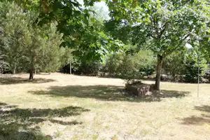 Les Chalets de Moulière - Standplätze auf dem Campingplatz