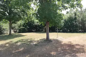 Les Chalets de Moulière - Standplätze zwischen den Bäumen auf dem Campingplatz