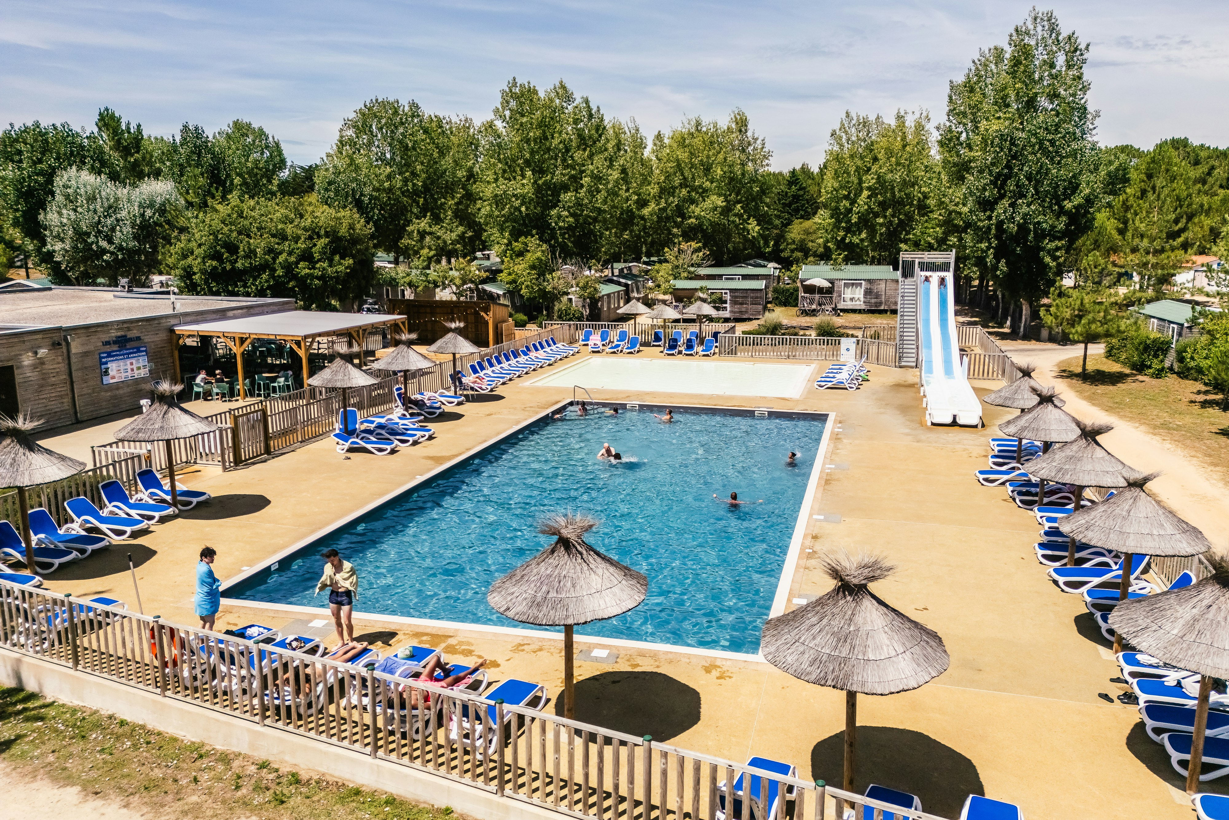 Camping Demoiselle Plage  Les Demoiselles  - Pool im Freien mit Liegestühlen und Sonnenschirmen