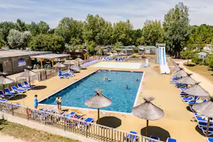 Camping Demoiselle Plage Les Demoiselles - Pool im Freien mit Liegestühlen und Sonnenschirmen