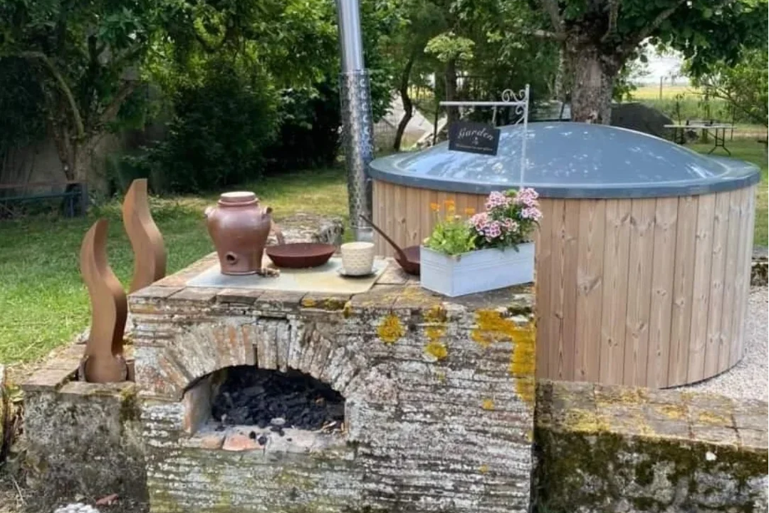 Les Ecogites De La Sabliere - Grillstelle auf dem Campingplatz