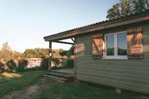 Hameaux de Pomette - Terres de France Les Hameaux de Pomette - Terres de France - Außenansicht eines Mobilheims auf dem Campingplatz