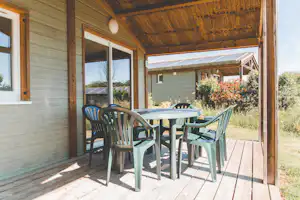 Hameaux de Pomette - Terres de France Les Hameaux de Pomette - Terres de France - Terrasse eines Mobilheims auf dem Campingplatz