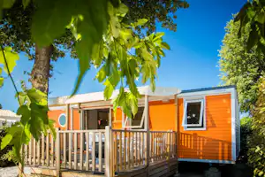 Les Jardins catalans - Mobilheim vom Campingplatz mit Veranda im Grünen