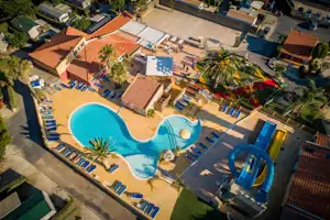 Les Jardins catalans - Pool vom Campingplatz mit Wasserrutsche aus der Vogelperspektive