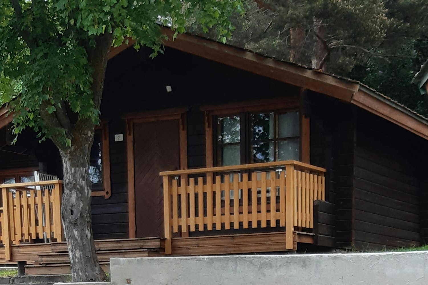 Les Jardins d'Estavar - Außenansicht eines Mobilheims auf dem Campingplatz