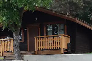 Les Jardins d'Estavar - Außenansicht eines Mobilheims auf dem Campingplatz