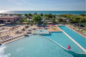 Les Méditerranées Beach Garden - Blick auf das Freibad auf dem Campingplatz mit Liegestühlen