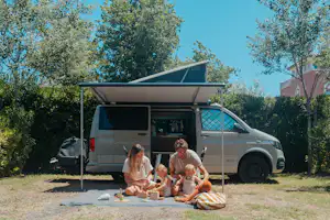 Les Méditerranées Beach Garden - Familie beim Entspannen auf ihrem Stellplatz