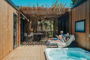 Les Méditerranées Beach Garden - Gäste entspannen auf der Terrasse ihres Mobilheims